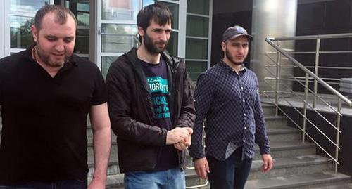 Хусейн Цетиев (слева) и двое других обвиняемых по делу о нападении на сотрудников МЧС во Внуково - Хамид Ражапов и Саид-Магомед Цетиев. Июнь 2018 года. Фото Татьяны Гантимуровой для "Кавказского узла". Хусейн Цетиев (слева) и двое других обвиняемых по делу о нападении на сотрудников МЧС во Внуково - Хамид Ражапов и Саид-Магомед Цетиев. Июнь 2018 года. Фото Татьяны Гантимуровой для "Кавказского узла".