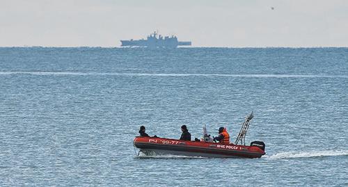 Поисковый катер на месте крушения Ту-154 в Сочи. 26 декабря 2016 г. Фото: REUTERS/Maxim Shemetov Поисковый катер на месте крушения Ту-154 в Сочи. 26 декабря 2016 г. Фото: REUTERS/Maxim Shemetov