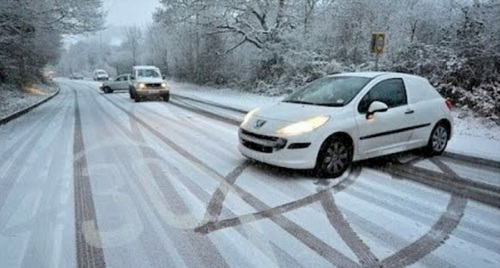 Занос машины на заснеженной дороге. Фото: пресс-служба управления ГИБДД по Чечне https://xn--90adear.xn--p1ai/r/95/news/item/13108158