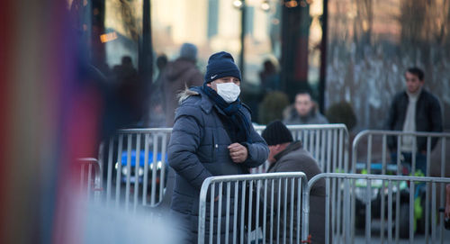 Житель Грузии в медицинской маске. Фото © Sputnik / Vladimir Umikashvili.
 https://sputnik-georgia.ru/society/20190116/243927032/Lyudey-travyat-est-li-svyaz-mezhdu-vspyshkoy-grippa-v-Gruzii-i-laboratoriey-Lugara.html