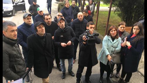 Протестующие и журналисты у здания парламента Абхазии 22 февраля 2019 года. Фото Дмитрия Статейнова для "Кавказского узла"