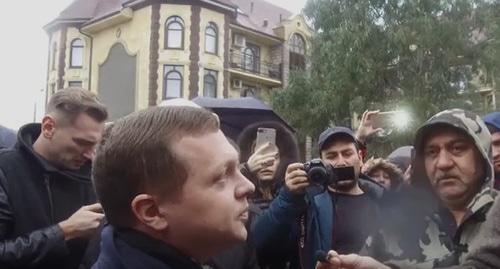 Противники сноса дома 24 по ул. Перелетная в поселке Мирный. Фото Светланы Кравченко для "Кавказского узла" Противники сноса дома 24 по ул. Перелетная в поселке Мирный. Фото Светланы Кравченко для "Кавказского узла"