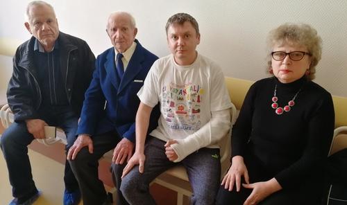 Николай Никифоров (в центре с забинтованной рукой) в больнице с членами своей семьи, январь 2019 года. Фото: Светлана Кравченко для "Кавказского узла".