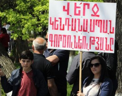 Участница акции протеста. Фото: Армине Мартиросян для "Кавказского узла".