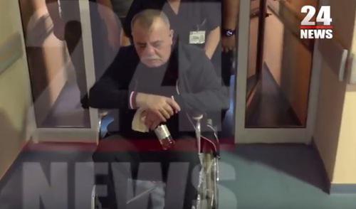 Манвел Григорян в инвалидной коляске. Фото: скриншот с видео на Youtube-канале 24TV https://www.youtube.com/watch?time_continue=2&v=9D-VaOKmM4M
