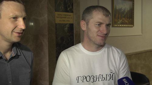 Мовсур Хасаев (справа). Скриншот видео Дан Пивоваров https://www.youtube.com/watch?v=vYjGVvFpJxE