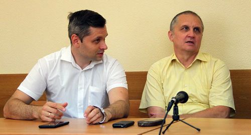 Михаил Колмыков с адвокатом в зале суда. Фото Константина Волгина для "Кавказского узла"
