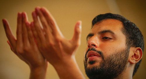 Молодой человек во время молитвы. Фото Азиза Каримова для "Кавказского узла"
