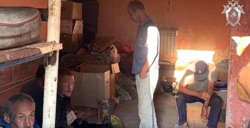 Люди, которых удерживали для работы в полях в Ростовской области. Фото: кадр видео ДОН 24 Информационное агентство https://www.youtube.com/watch?v=_O6pn-bfjcY&feature=youtu.be
