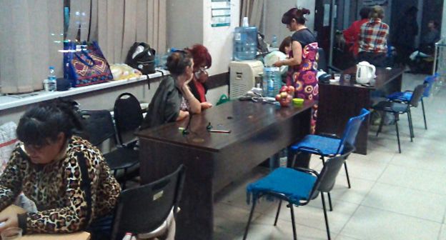 Участницы акции в холле министерства по делам беженцев, труда, здравоохранения и социальной защиты. Фото Беслана Кмузова для "Кавказского узла".