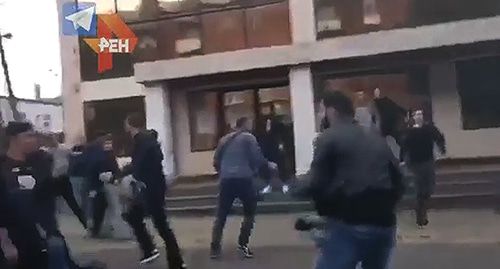 Участники драки футбольных фанатов во Владикавказе. Фото: кадр видео РЕН-ТВ https://ren.tv/novosti/2019-09-26/video-futbolnye-huligany-ustroili-draku-pered-matchem-kubka-rossii?utm_source=yxnews&utm_medium=desktop&utm_referrer=https%3A%2F%2Fyandex.ru%2Fnews