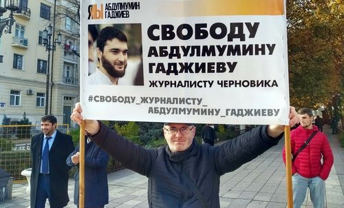 Замглавреда "Черновика" Магомед Магомедов проводит пикет в поддержку Абдулмумина Гаджиева. Махачкала, 11 ноября 2019 года. Фото Ильяса Капиева для "Кавказского узла".