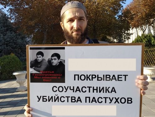Идрис Юсупов проводит пикет в поддержку требований отца убитых Муртазали Гасангусейнова. Махачкала, 17 ноября 2019 года. Фото Ильяса Капиева для "Кавказского узла".