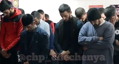 Стоп-кадр видео профилактической беседы, проведенной начальником ОМВД по Гудермесскому району. Канал в Instagram "ЧП/Чечня". https://www.instagram.com/chp_chechenya/