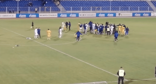 Потасовка на футбольном поле после матча "Волгарь" - "Легион Динамо", 17 ноября 2019 года. Кадр видео RinaStars https://www.youtube.com/watch?v=a13GMyenseQ Потасовка на футбольном поле после матча "Волгарь" - "Легион Динамо", 17 ноября 2019 года. Кадр видео RinaStars https://www.youtube.com/watch?v=a13GMyenseQ