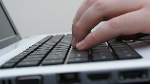 Рука на клавиатуре ноутбука. Фото: Andrew_Writer - (CC BY 2.0). https://www.flickr.com/photos/dragontomato/