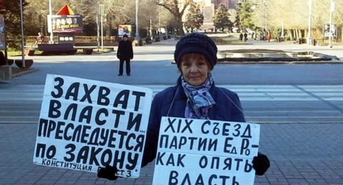 Галина Тихенко проводит одиночный пикет за сменяемость власти в России. Волгоград, 24 ноября 2019 года. Фото Татьяны Филимоновой для "Кавказского узла".