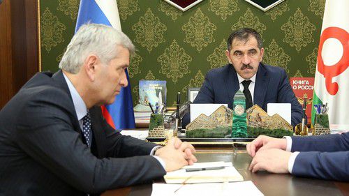 Министр финансов Ингушетии Руслан Цечоев (слева). Фото пресс-службы УФК по Республике Ингушетия. http://ingushetia.roskazna.ru Министр финансов Ингушетии Руслан Цечоев (слева). Фото пресс-службы УФК по Республике Ингушетия. http://ingushetia.roskazna.ru