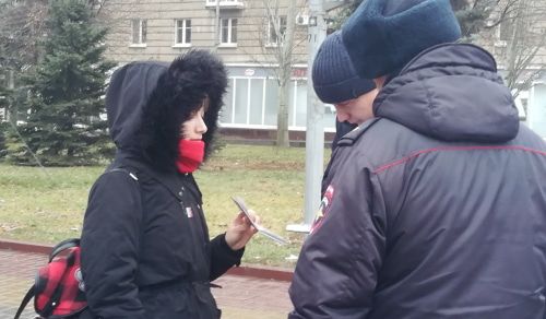 Проверка документов у пикетчицы. Фото Татьяны Филимоновой для "Кавказского узла",
