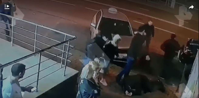 Скриншот видео инцидента у ночного клуба в Краснодаре в ночь на 9 декабря 2019 года. На земле лежит раненый охранник, https://ren.tv/news/kriminal/635186-video-posetitel-rasstrelial-okhrannika-v-nochnom-klube-v-krasnodare?utm_source=yxnews&utm_medium=desktop&utm_referrer=https%3A%2F%2Fyandex.ru%2Fnews