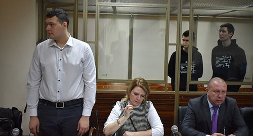 Вячеслав Шашмин, Ян Сидоров и Владислав Мордасов в суде. На переднем плане - защита. 10 декабря 2019 года.  Фото Константина Волгина для "Кавказского узла"
