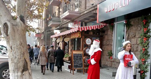Дед Мороз и Снегурочка на улице Еревана в канун Нового года. Фото Армине Мартиросян для "Кавказского узла"