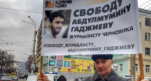 Житель Махачкалы проводит одиночный пикет в поддержку Абдулмумина Гаджиева. Махачкала, 6 января 2020 года. Фото Ильяса Капиева для "Кавказского узла".