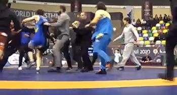 Массовая драка между членами сборных с участием тренеров на международном турнире по борьбе в Стамбуле видео სპორტმიამბე • Sportmiambe https://www.newsgeorgia.ge/v-stambule-vystuplenie-bortsov-iz-gruzii-i-ukrainy-zavershilos-massovoj-drakoj/ Массовая драка между членами сборных с участием тренеров на международном турнире по борьбе в Стамбуле видео სპორტმიამბე • Sportmiambe https://www.newsgeorgia.ge/v-stambule-vystuplenie-bortsov-iz-gruzii-i-ukrainy-zavershilos-massovoj-drakoj/