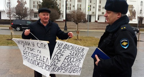 Председатель СПК Расул Сулейманов на одиночном пикете у Дома правительства в Махачкале. 15 января 2020 года. Фото Расула Магомедова для "Кавказского узла" Председатель СПК Расул Сулейманов на одиночном пикете у Дома правительства в Махачкале. 15 января 2020 года. Фото Расула Магомедова для "Кавказского узла"