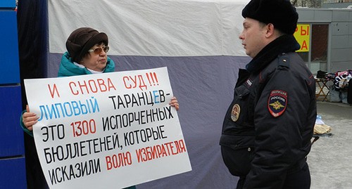 Пенсионерка Валентина Михайловна общается с сотрудником полиции во время одиночного пикета. Фото Татьяны Филимоновой для "Кавказского узла"