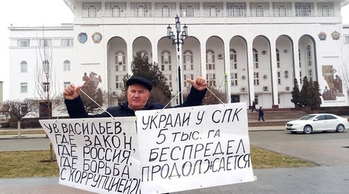 Председатель СПК Расул Сулейманов на одиночном пикете у Дома правительства в Махачкале. 15 января 2020 год. Фото Расула Магомедова для "Кавказского узла" Председатель СПК Расул Сулейманов на одиночном пикете у Дома правительства в Махачкале. 15 января 2020 год. Фото Расула Магомедова для "Кавказского узла"