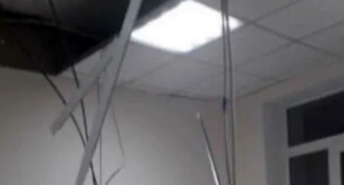 Рухнувшая конструкция посреди больничной палаты в Ардонской Центральной районной больнице. Фото ЧП/Владикавказ» instagram Рухнувшая конструкция посреди больничной палаты в Ардонской Центральной районной больнице. Фото ЧП/Владикавказ» instagram