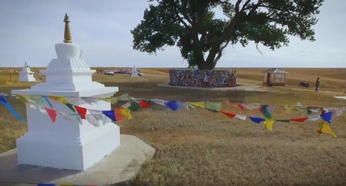 "Одинокий тополь" в Калмыкии. Скриншот видео канала Vladimir Sidorenko https://www.youtube.com/watch?v=Uu2w3EunoGk&app=desktop "Одинокий тополь" в Калмыкии. Скриншот видео канала Vladimir Sidorenko https://www.youtube.com/watch?v=Uu2w3EunoGk&app=desktop