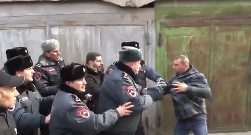 Столкновение с полицией во время демонтажа частных гаражей. Стоп-кадр видео канала YouTube "NEWS AM" https://www.youtube.com/watch?time_continue=101&v=Kd6iGWnuEcQ&feature=emb_logo
