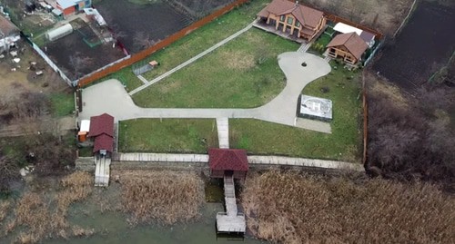 Вид сверху на загородное поместье в Тимашевском районе Кубани,. Кадр видео канала
Протокол https://www.youtube.com/watch?v=gfF_7iHGrXQ&feature=emb_logo Вид сверху на загородное поместье в Тимашевском районе Кубани,. Кадр видео канала
Протокол https://www.youtube.com/watch?v=gfF_7iHGrXQ&feature=emb_logo