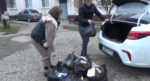 Волонтеры общественного проекта помощи арестованным ингушским активистам "Неотложка". Стоп-кадр видео канала YouTube "Кавказский узел" https://www.youtube.com/watch?v=dkeomQaHNUk&feature=emb_logo Волонтеры общественного проекта помощи арестованным ингушским активистам "Неотложка". Стоп-кадр видео канала YouTube "Кавказский узел" https://www.youtube.com/watch?v=dkeomQaHNUk&feature=emb_logo