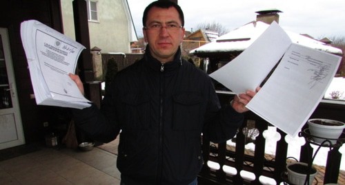 Владимир Новиков показывает материалы дела. Фото Вячеслава Ященко для "Кавказского узла".