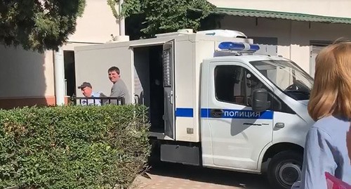 Вячеслав Попов под конвоем возле Хостинского районного суда. Сочи, 10 марта 2020 г. Фото Светланы Кравченко для "Кавказского узла" Вячеслав Попов под конвоем возле Хостинского районного суда. Сочи, 10 марта 2020 г. Фото Светланы Кравченко для "Кавказского узла"