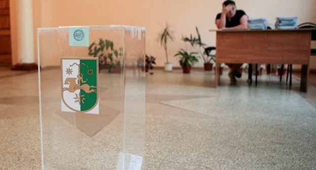 На избирательном участке в Абхазии. Фото: REUTERS/Kazbek Basaev