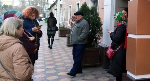 Родственники и друзья Свидетелей Иеговы* у Советского районного суда Махачкалы. 25 марта 2020 года. Фото Расула Магомедова для "Кавказского узла". Родственники и друзья Свидетелей Иеговы* у Советского районного суда Махачкалы. 25 марта 2020 года. Фото Расула Магомедова для "Кавказского узла".