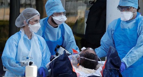 Медицинские работники в защитных костюмах. Франция, 2020 г. Фото: REUTERS/Stephane Mahe Медицинские работники в защитных костюмах. Франция, 2020 г. Фото: REUTERS/Stephane Mahe