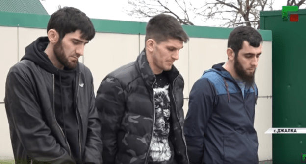 Молодые чеченцы, отказавшиеся оплатить поездку в московском такси. Стоп-кадр видео  
ЧГТРК "Грозный"
https://www.youtube.com/watch?v=d2rEsTrWRUA