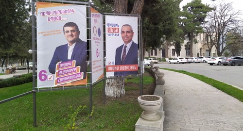 Предвыборные стенды в Степанакерте. Нагорный Карабах. Фото Алвард Григорян для "Кавказского узла" Предвыборные стенды в Степанакерте. Нагорный Карабах. Фото Алвард Григорян для "Кавказского узла"