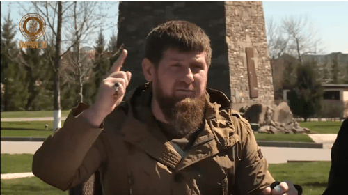 Рамзан Кадыров на заседании оперативного штаба 9 апреля 2020 года, стоп-кадр видео https://vk.com/wall279938622_481734 Рамзан Кадыров на заседании оперативного штаба 9 апреля 2020 года, стоп-кадр видео https://vk.com/wall279938622_481734