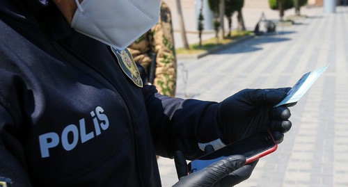 Проверка документов в Баку. Фото Азиза Керимова для "Кавказского узла" Проверка документов в Баку. Фото Азиза Керимова для "Кавказского узла"