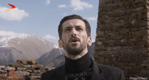 Вадим Чельдиев исполняет песню «Ос-Багъатар» в поддержку селения Лисри в Алагирском районе. Стоп-кадр видео 
iRYSTON TV - https://www.youtube.com/watch?v=6keHgBSwS2U