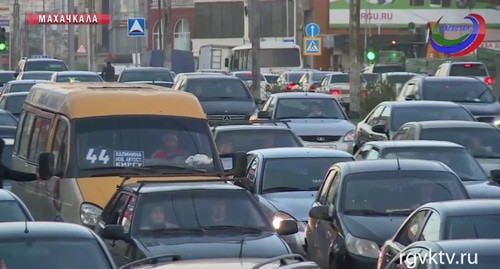 Автомобили в пробке в Махачкале. Скриншот видео. 
РГВК "Дагестан" https://www.youtube.com/watch?v=VbvI1rTlyVA