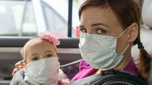 Мама и ребенок в масках © Фото David Veksler с сайта Unsplash.com

