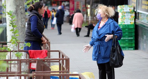 Женщины на улице Еревана. Фото Тиграна Петросяна для "Кавказского узла" Женщины на улице Еревана. Фото Тиграна Петросяна для "Кавказского узла"