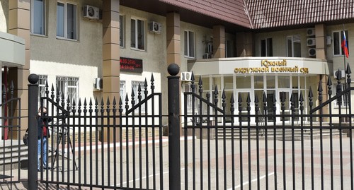 Журналист у здания Южного окружного военного суда. Фото Константина Волгина для "Кавказского узла" Журналист у здания Южного окружного военного суда. Фото Константина Волгина для "Кавказского узла"